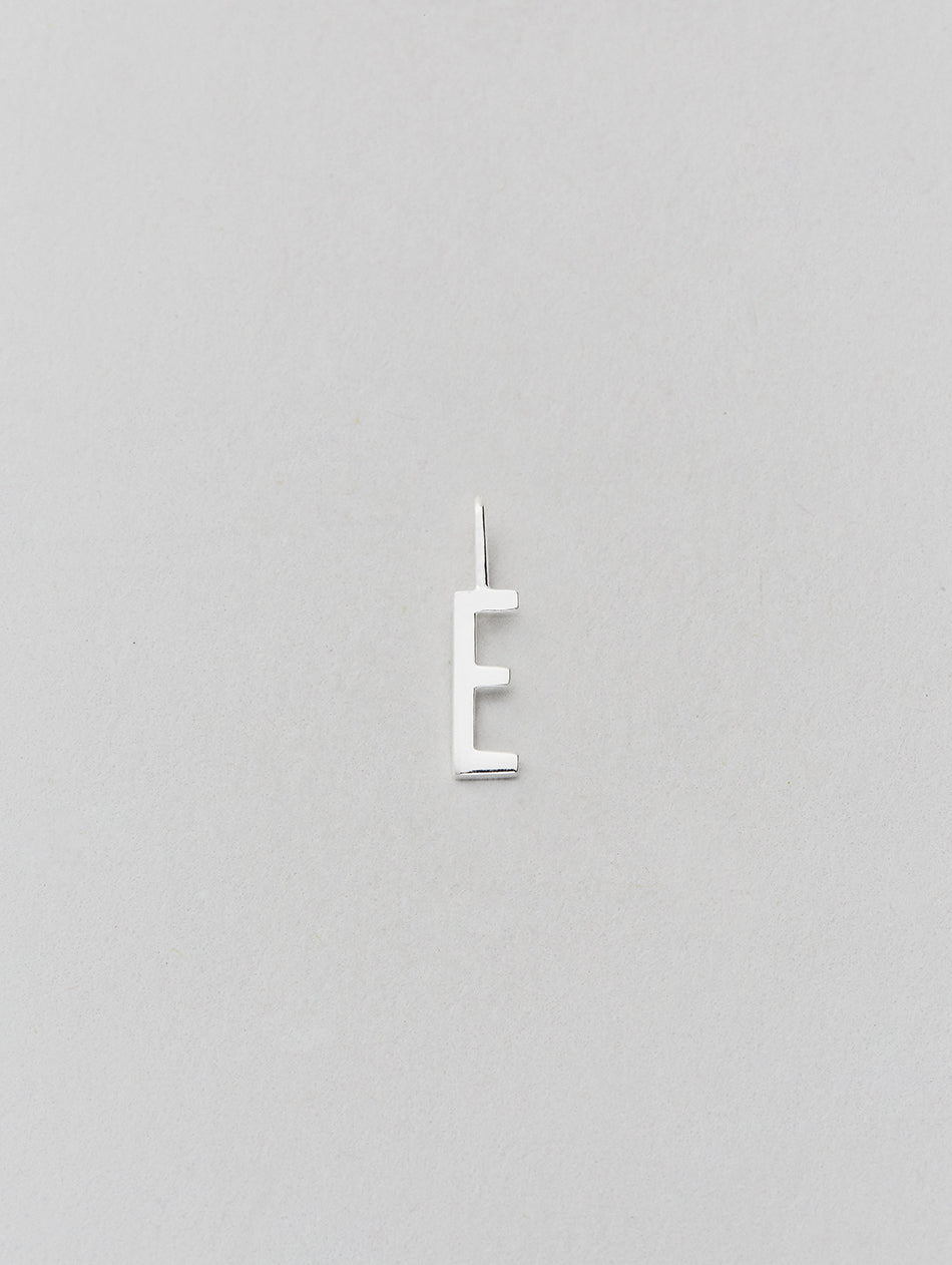 Stříbrný přívěsek Písmeno A - Z - 10 mm DESIGN LETTERS | Stylové doplňky pro děti a ženy | Lavly.cz