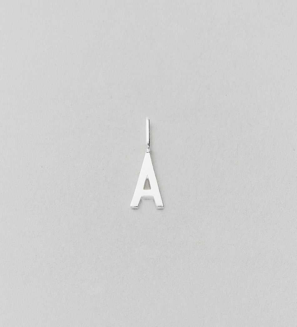 Stříbrný přívěsek Písmeno A - Z - 10 mm DESIGN LETTERS | Stylové doplňky pro děti a ženy | Lavly.cz