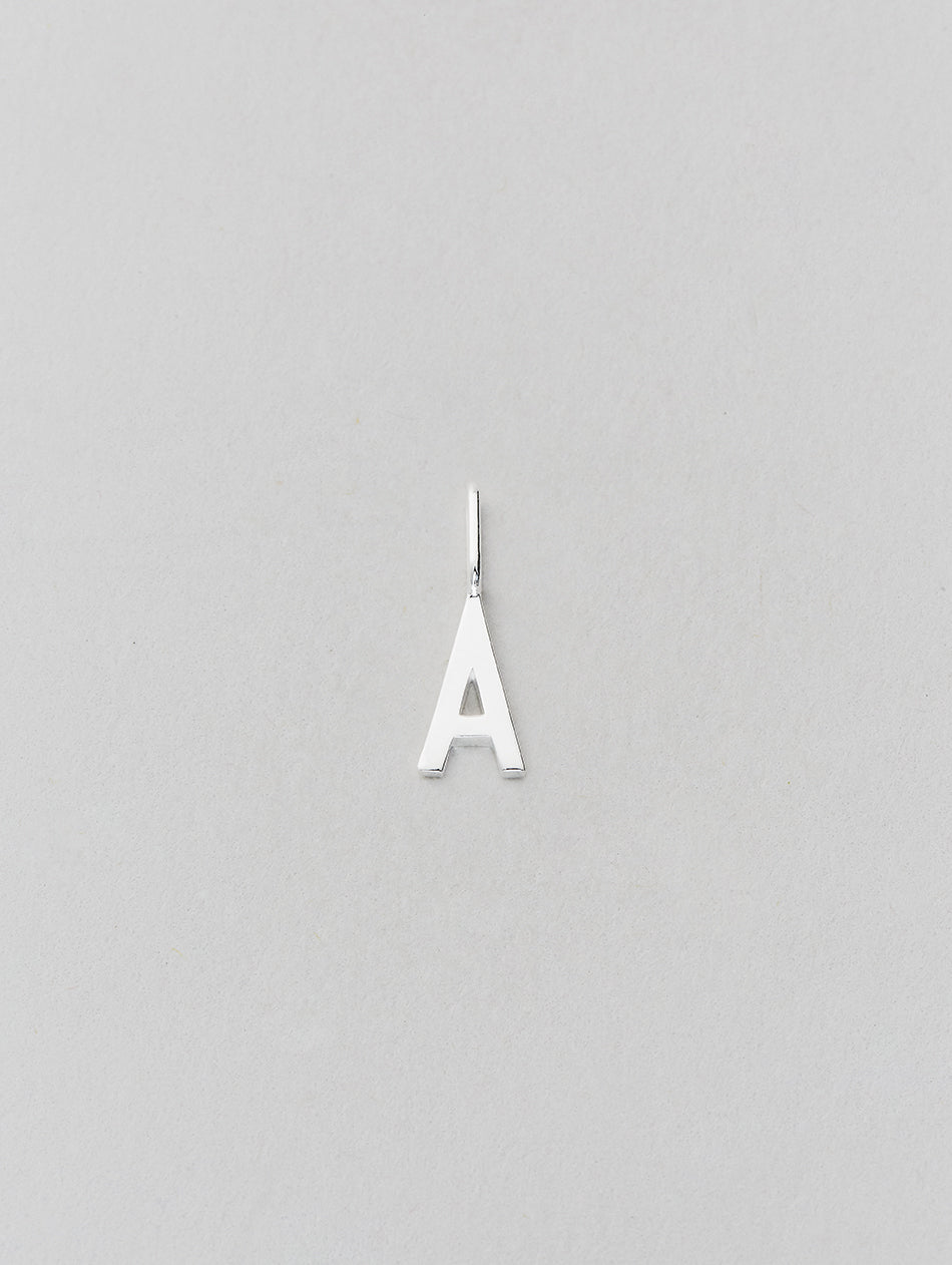 Stříbrný přívěsek Písmeno A - Z - 10 mm DESIGN LETTERS | Stylové doplňky pro děti a ženy | Lavly.cz