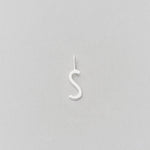 Stříbrný přívěsek Písmeno A - Z - 10 mm DESIGN LETTERS | Stylové doplňky pro děti a ženy | Lavly.cz