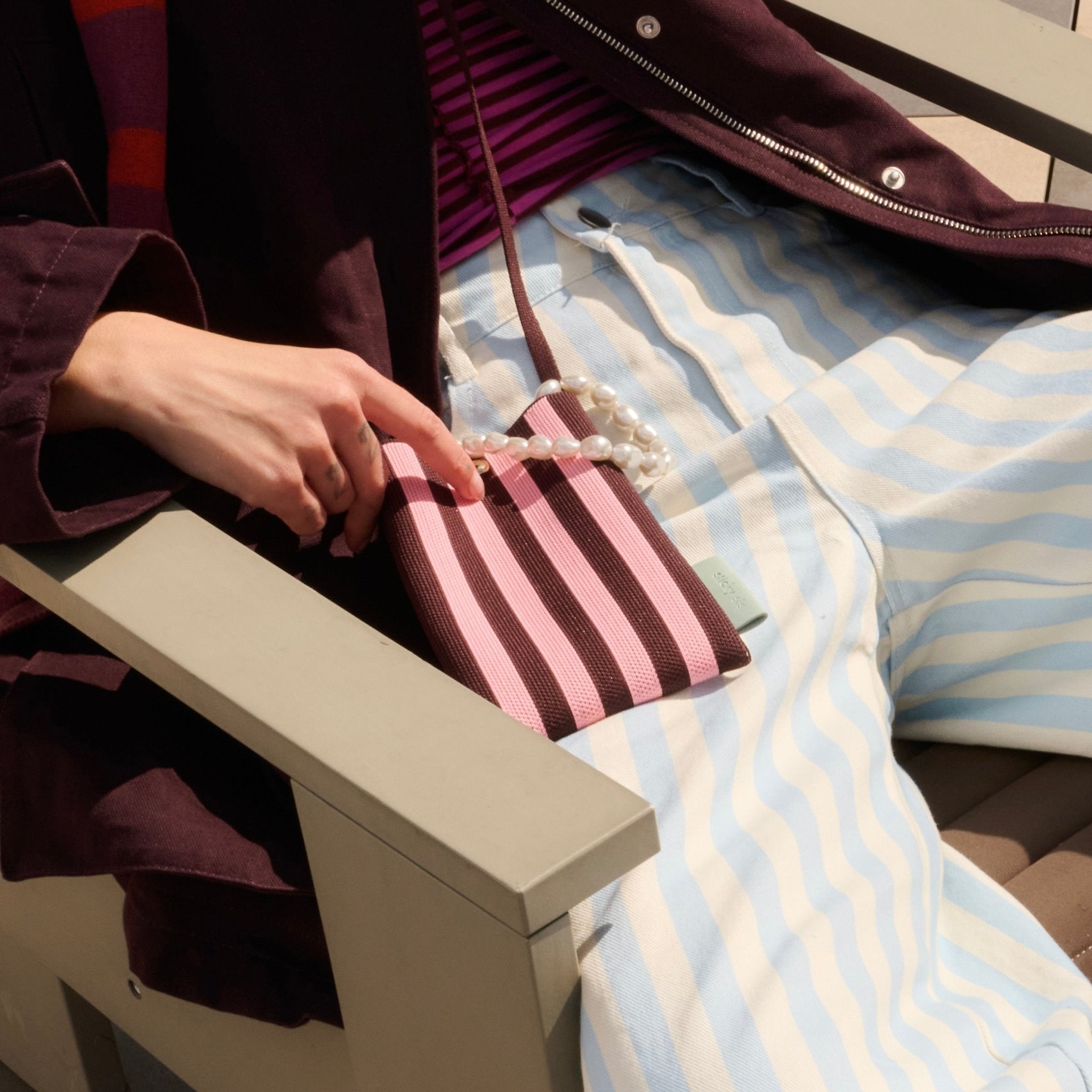 Taštička na mobil THE STICKY SIS CLUB Knitted Stripes Chocolate + Bubblegum | Lavly.cz