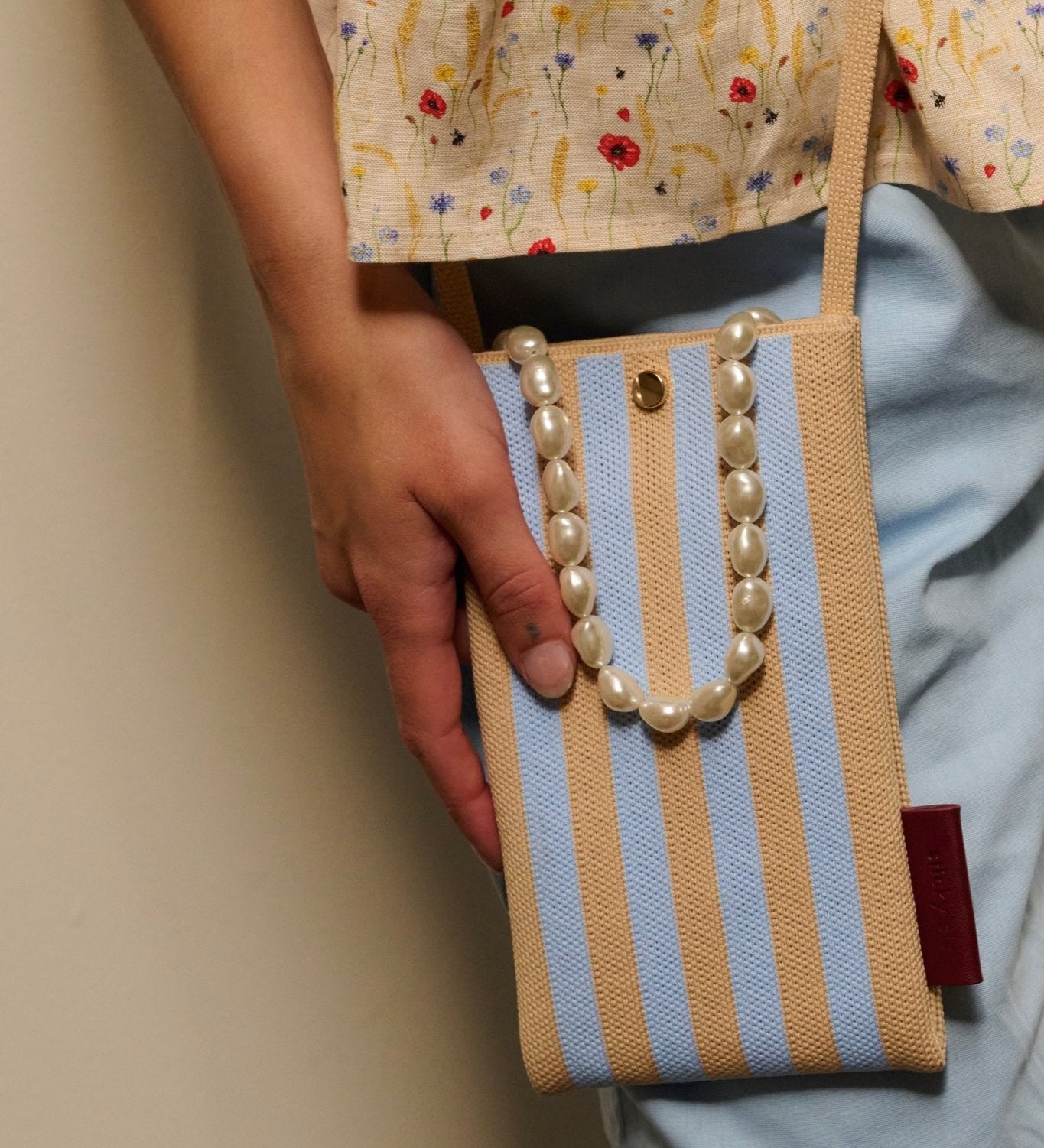 Taštička na mobil THE STICKY SIS CLUB Knitted Stripes Marzipan + Sky | Lavly.cz