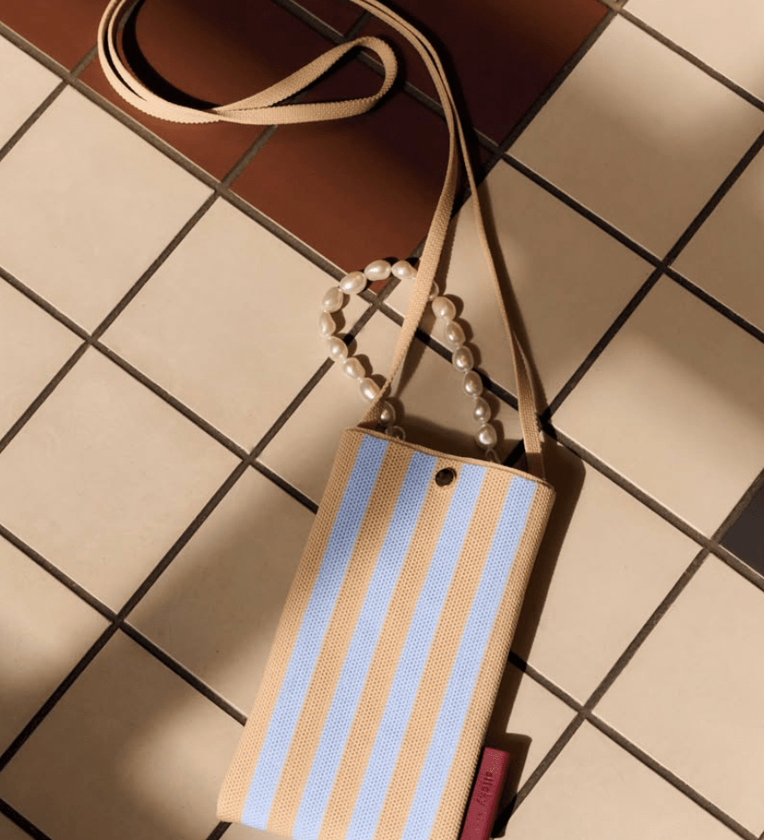 Taštička na mobil THE STICKY SIS CLUB Knitted Stripes Marzipan + Sky | Lavly.cz