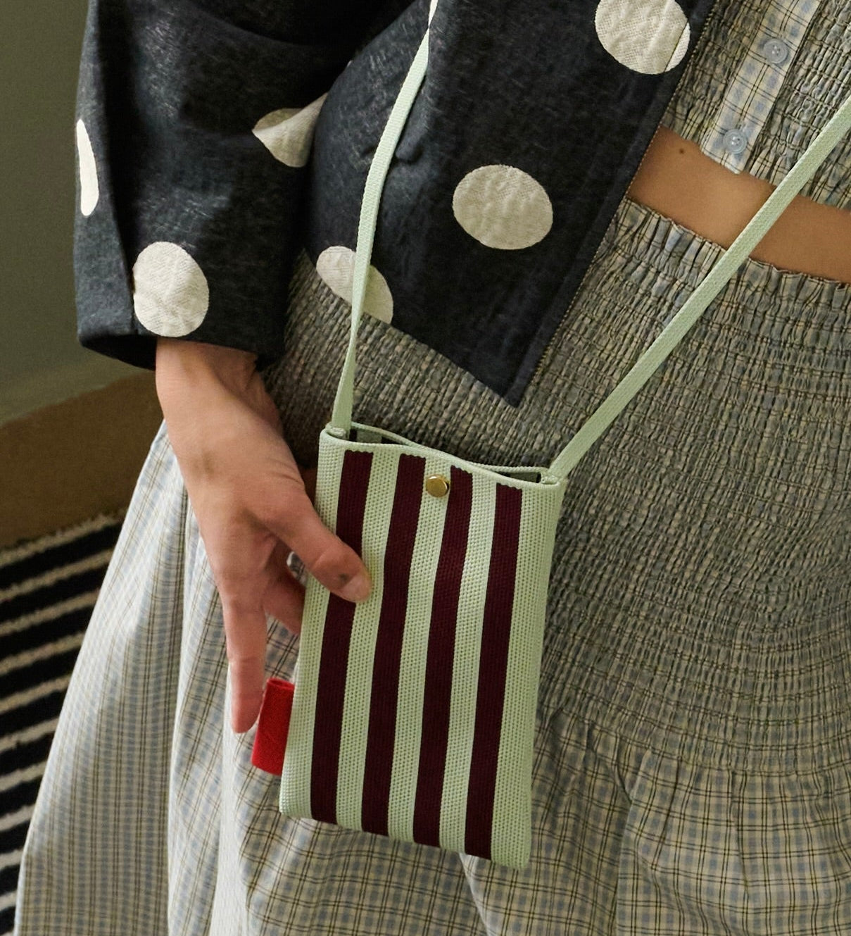 Taštička na mobil THE STICKY SIS CLUB Knitted Stripes Mist + Fig | Lavly.cz