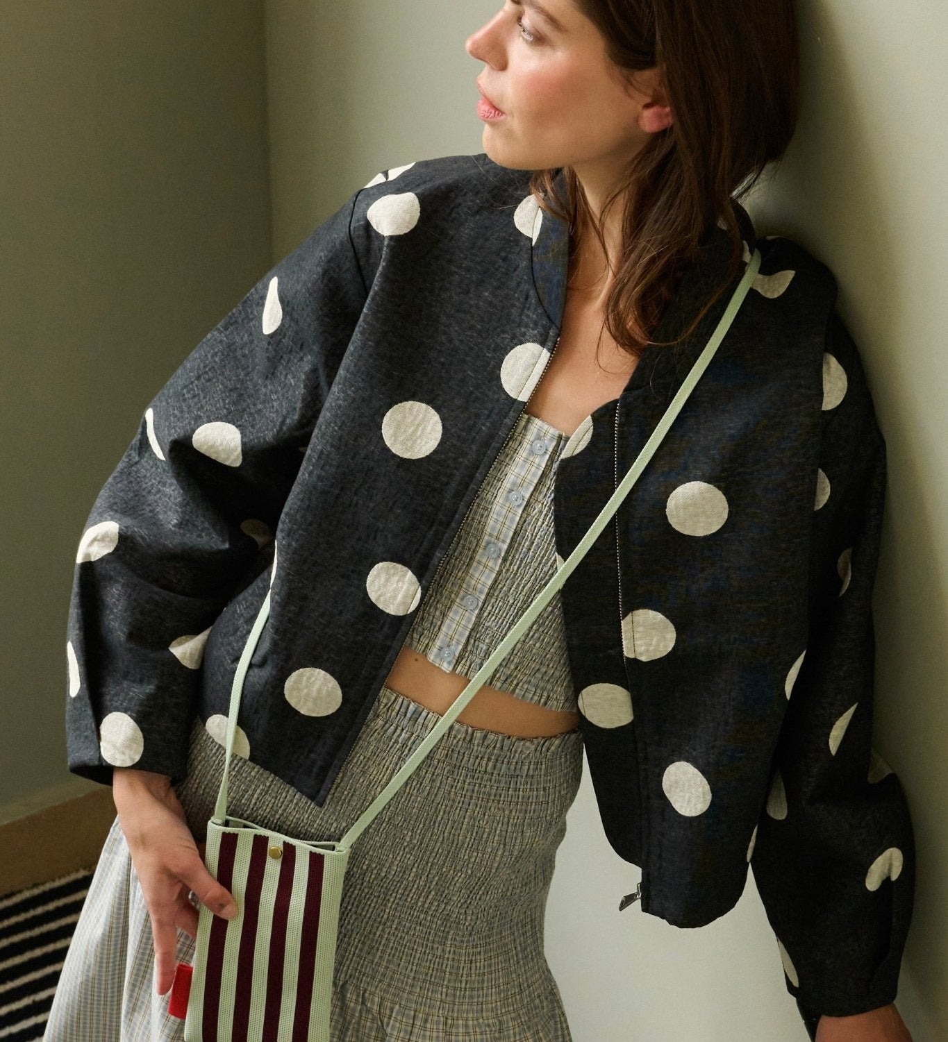 Taštička na mobil THE STICKY SIS CLUB Knitted Stripes Mist + Fig | Lavly.cz