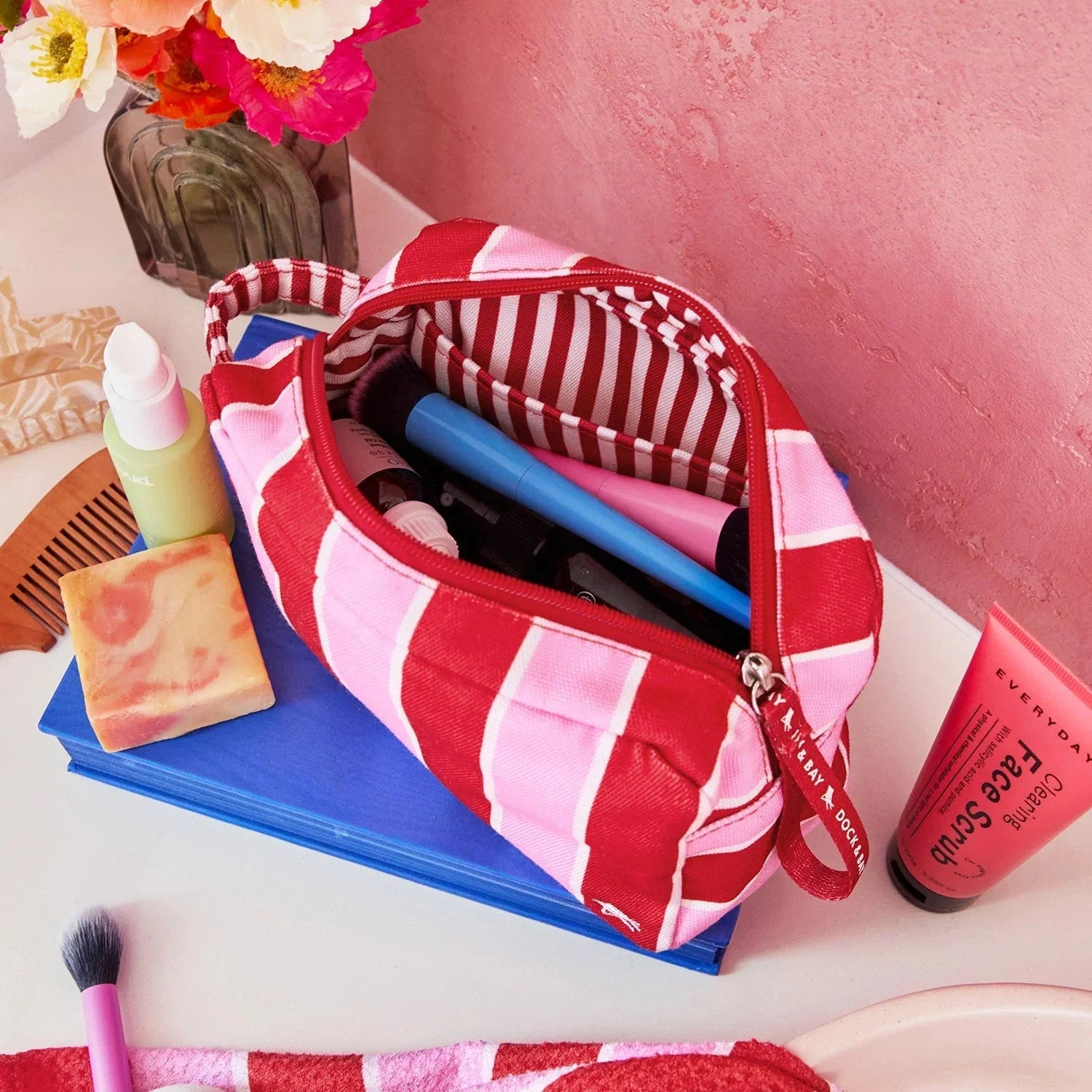 Toaletní taška DOCK & BAY Cherry Bomb | Lavly.cz