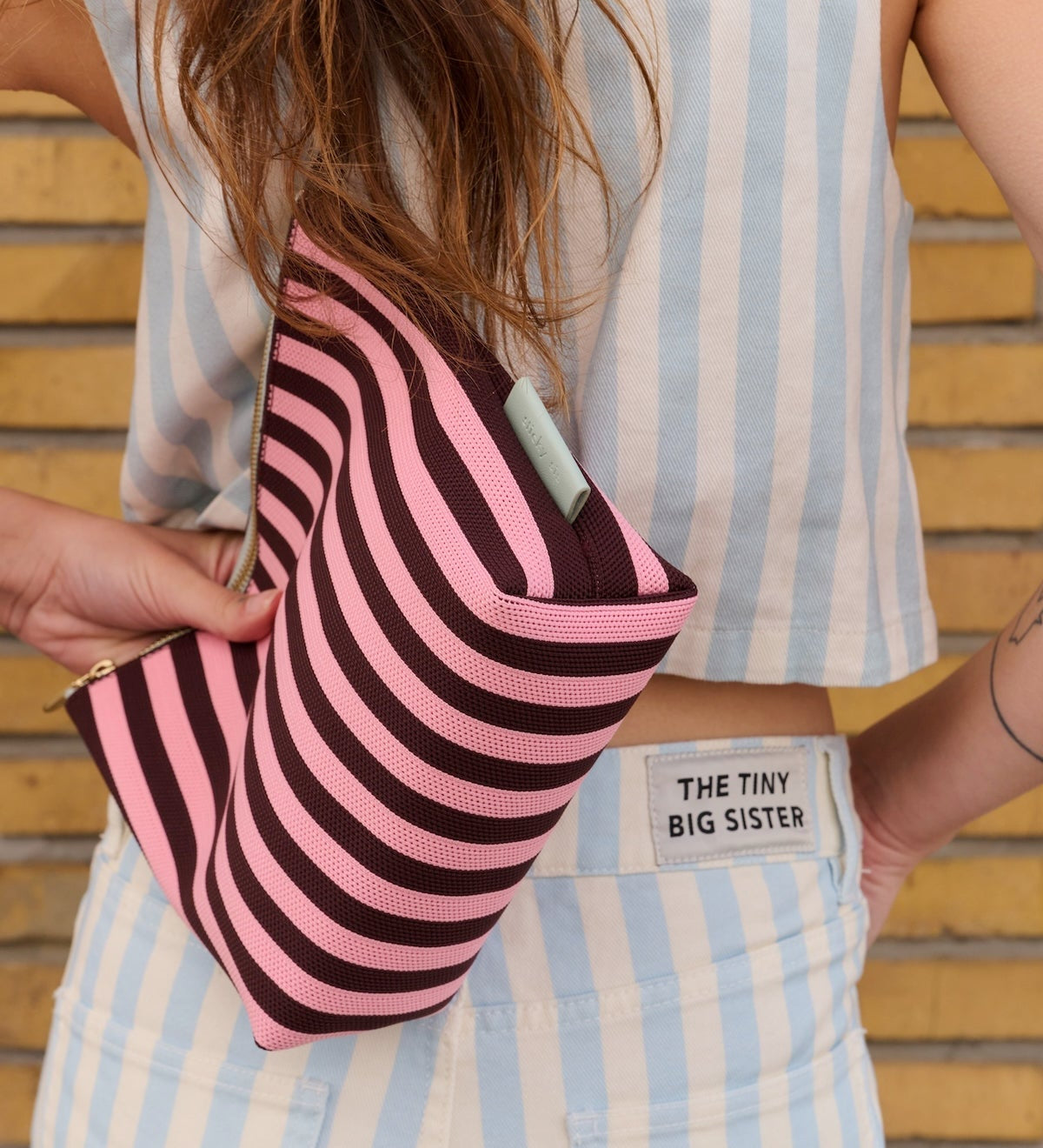 Toaletní taška THE STICKY SIS CLUB Knitted Stripes Chocolate + Bubblegum | Lavly.cz