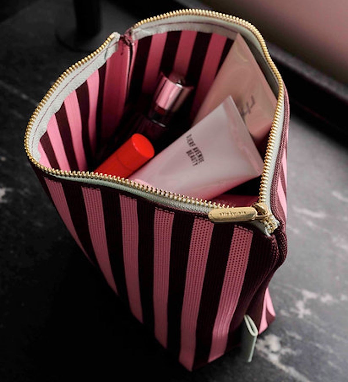 Toaletní taška THE STICKY SIS CLUB Knitted Stripes Chocolate + Bubblegum | Lavly.cz