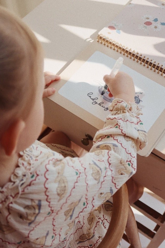 Vodní omalovánky KONGES SLOJD Magic Water Book Off White | Stylové doplňky pro děti a ženy | Lavly.cz