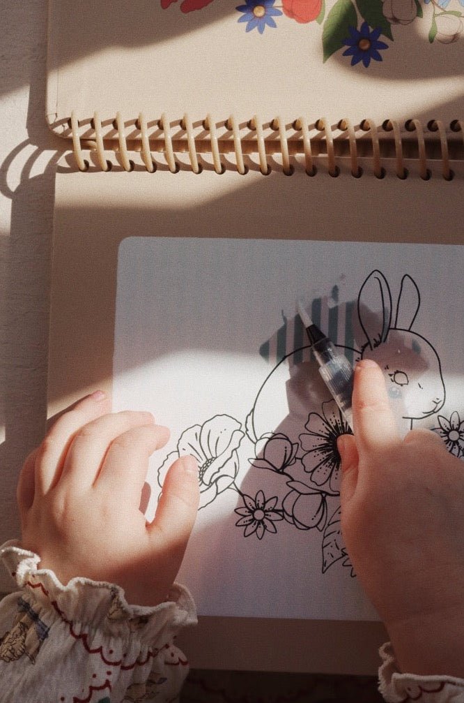 Vodní omalovánky KONGES SLOJD Magic Water Book Off White | Stylové doplňky pro děti a ženy | Lavly.cz