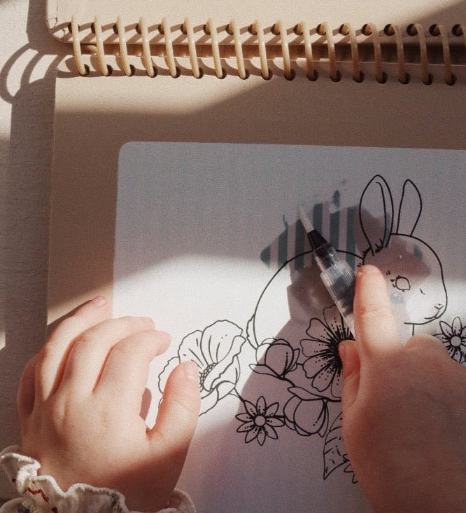 Vodní omalovánky KONGES SLOJD Magic Water Book Off White | Stylové doplňky pro děti a ženy | Lavly.cz