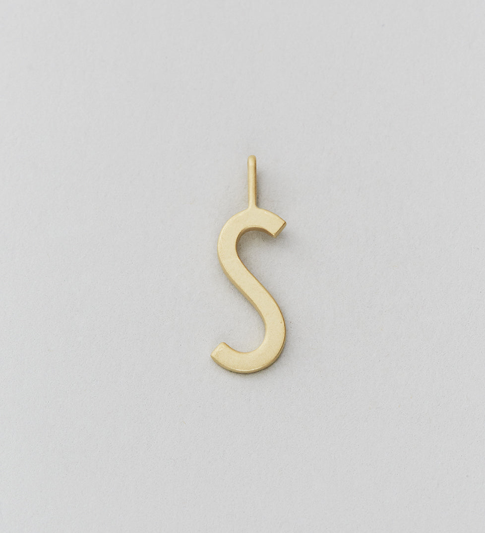 Zlatý přívěsek Písmeno A - Z - 16 mm DESIGN LETTERS | Stylové doplňky pro děti a ženy | Lavly.cz