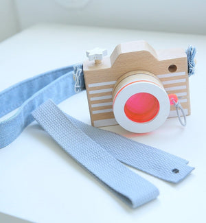 Dřevěný fotoaparát s růžovou čočkou - Lavly